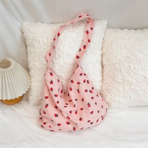 Détail du sac cabas en velours côtelé rose avec imprimés fraises, décor cosy