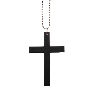 Collier pendentif croix en bois noir avec chaîne à billes sur fond blanc