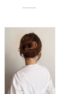 Détail d'épingle à cheveux en U en écaille de tortue pour un chignon minimaliste