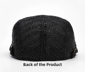 Vista posteriore del cappello di paglia nero con trama a spina di pesce e fibbia metallica
