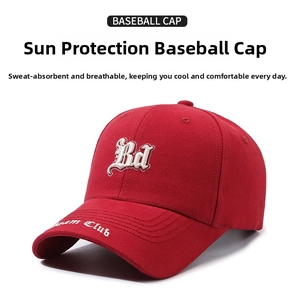 Détail de la casquette rouge en coton avec broderie Ld blanche et texte Team Club latéral