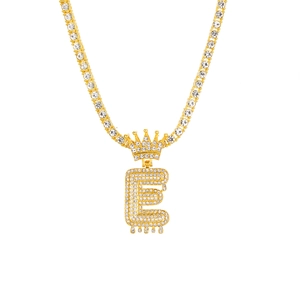Collana hip hop con ciondolo corona lettera E dorata e strass scintillanti incastonati