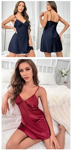 Détail d'une chemise de nuit en satin avec col en V et fines bretelles en bleu et rouge
