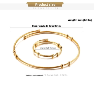 Vue détaillée d'un ensemble ras du cou et bracelet torsadé en acier inoxydable doré