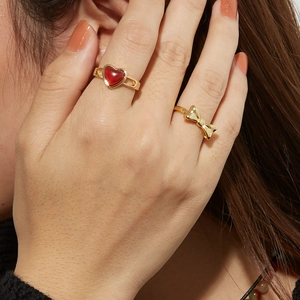 Vintage goldene offene Ringe mit rotem Herz-Achat und Schleifendesign an der Hand