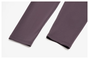 Détail de l'ourlet à double couture et du tissu élastique du legging de yoga violet