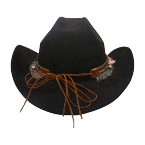 Schwarzer Cowboyhut aus Filz mit buntem Ethno-Webband, Quasten und einer rosa Feder