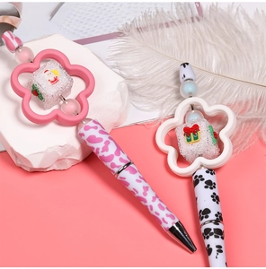 Penne decorative natalizie con Babbo Natale e scatola regalo all'interno delle perle