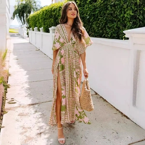 Robe maxi à col en V profond avec fente haute et imprimé géométrique vert et rose