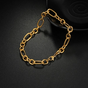 Bracciale a catena hip hop in acciaio al titanio dorato con chiusura a moschettone su nero