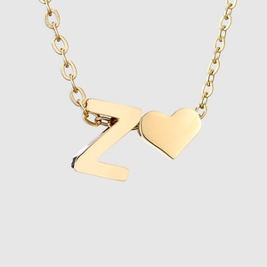 Détail d'un collier en acier inoxydable doré avec pendentif cœur et la lettre Z gravée