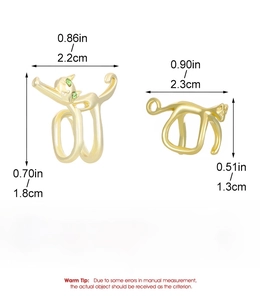 Detail view of gold cat ear cuff showing dimensions 2.2x1.8cm and 1.9g weight specifications