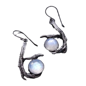 Gothic-Ohrringe aus oxidiertem Silber im Vogelkrallen-Design mit blauem Mondstein