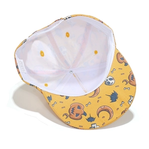 Binnendetail van Halloween-pet met pompoen- en schedelprints