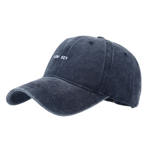 Berretto da baseball retrò in denim lavato blu scuro con ricamo LOW KEY, vista laterale 45°