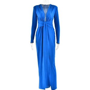 Détail de robe longue bleue à décolleté en V profond avec nœud à la taille et fente