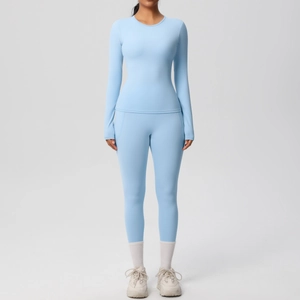 Vue de face d'un ensemble de yoga bleu clair avec haut manches longues et legging