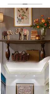 Détail de statues d'éléphants tressées avec selles brodées pour décoration intérieure