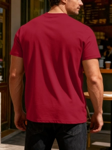 Vista posteriore dettagliata della t-shirt da uomo rosso scuro in maglia a nido d'ape