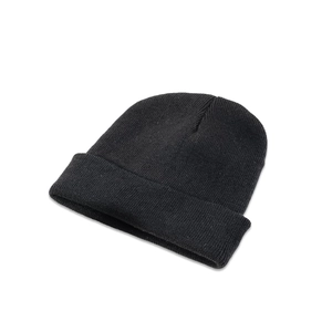 Détail du bonnet en maille côtelée noire avec revers pour la chaleur hivernale
