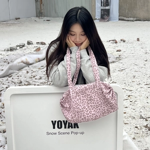 Dettaglio della borsa tote rosa con stampa leopardata in morbido tessuto casual