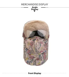 Detail der rosa Wintermütze mit dickem Plüschfutter, integrierter Brille und Gesichtsmaske