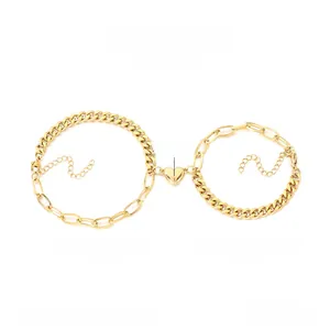 Detailansicht der goldfarbenen Magnet-Herz-Armbänder aus Edelstahl für Paare im Panzerketten-Stil