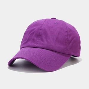 Dettaglio del cappellino da baseball in cotone viola con classico design a sei pannelli
