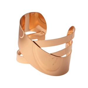 Bracelet manchette géométrique irrégulier en or rose avec une finition polie miroir