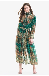 Detail des Boho-Maxikleides in Grün mit Paisleymuster, Laternenärmeln und Gürtel