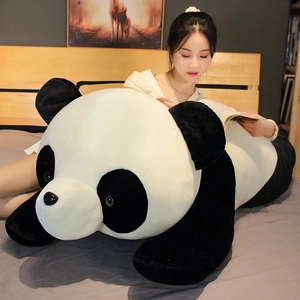 Vue détaillée d'un oreiller géant en peluche panda dans une chambre confortable