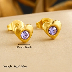 Détail de boucles d'oreilles cœur en or 18k avec zircon violet et dimensions