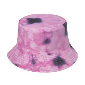 Dettaglio di cappello pescatore tie-dye rosa e nero con cuciture premium e tela di cotone