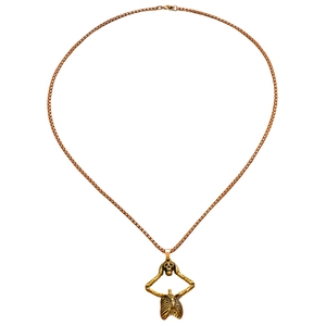 Macro-detail van de gotische schedel hanger in goudlook met een stevige box-ketting
