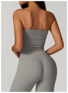 Détail du legging gris taille haute effet galbant avec son haut bandeau de sport assorti