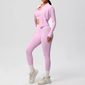 Dettaglio del set yoga 3 pezzi color lavanda con giacca, reggiseno e leggings sportivi