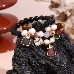 Détail de la chaîne plaquée or 18K avec perles en pierre naturelle et pendentifs zircon