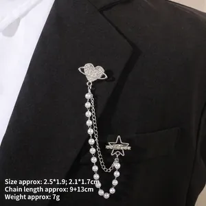 Détail d'une broche à pompon cœur et étoile avec perles sur le revers d'un costume
