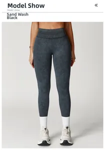 Detail der nahtlosen High-Waist-Yogahose in Sand Washed Black mit gerippter Bundstruktur
