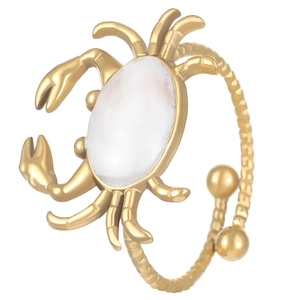 Dettaglio del bracciale a granchio dorato con intarsio bianco e trama a corda ritorta