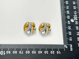 Détail des boucles d'oreilles géométriques plaqué or 18k avec règle de mesure