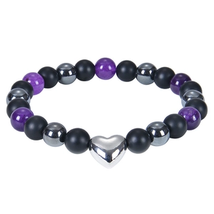 Nahaufnahme von 8mm schwarzen Achatperlen mit silbernem Herzanhänger am Perlenarmband