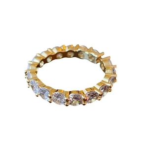 Elegante anello aperto placcato oro con cristalli di zircone in uno stile lussuoso minimal