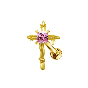 Détail d'une boucle d'oreille croix en acier doré avec un zircon rose de forme carrée