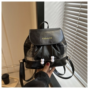 Detail von kariertem Rucksack aus PU-Leder mit gelbem FASHION-Schriftzug und Kordelzug