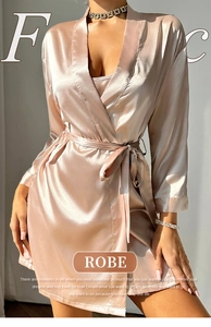 Détail du peignoir en satin champagne montrant le col en V élégant et la ceinture nouée