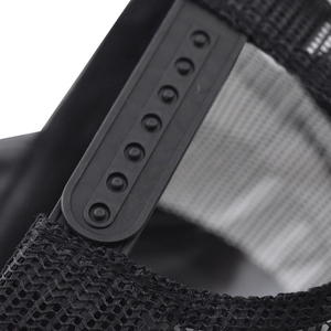 Détail de la fermeture snapback réglable et maille en nylon de la casquette trucker