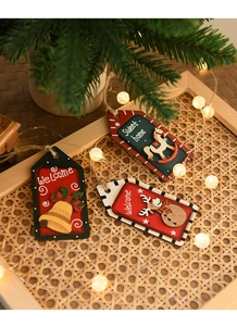Vue détaillée d'ornements de Noël vintage en bois avec motifs de cloche et renne