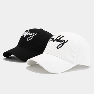 Passende Hubby und Wifey Bestickte Baseballkappen für Paare in Schwarz und Weiß