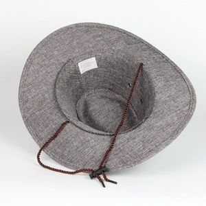 Dettaglio dell'interno del cappello cowboy grigio con sottogola marrone regolabile